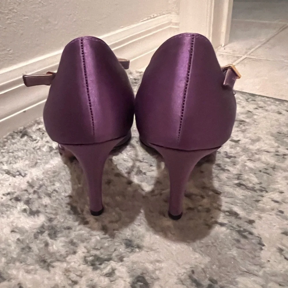 Stuart Weitzman Plum Satin Fabulosity Pumps. Size 8 - Picture 4 of 14